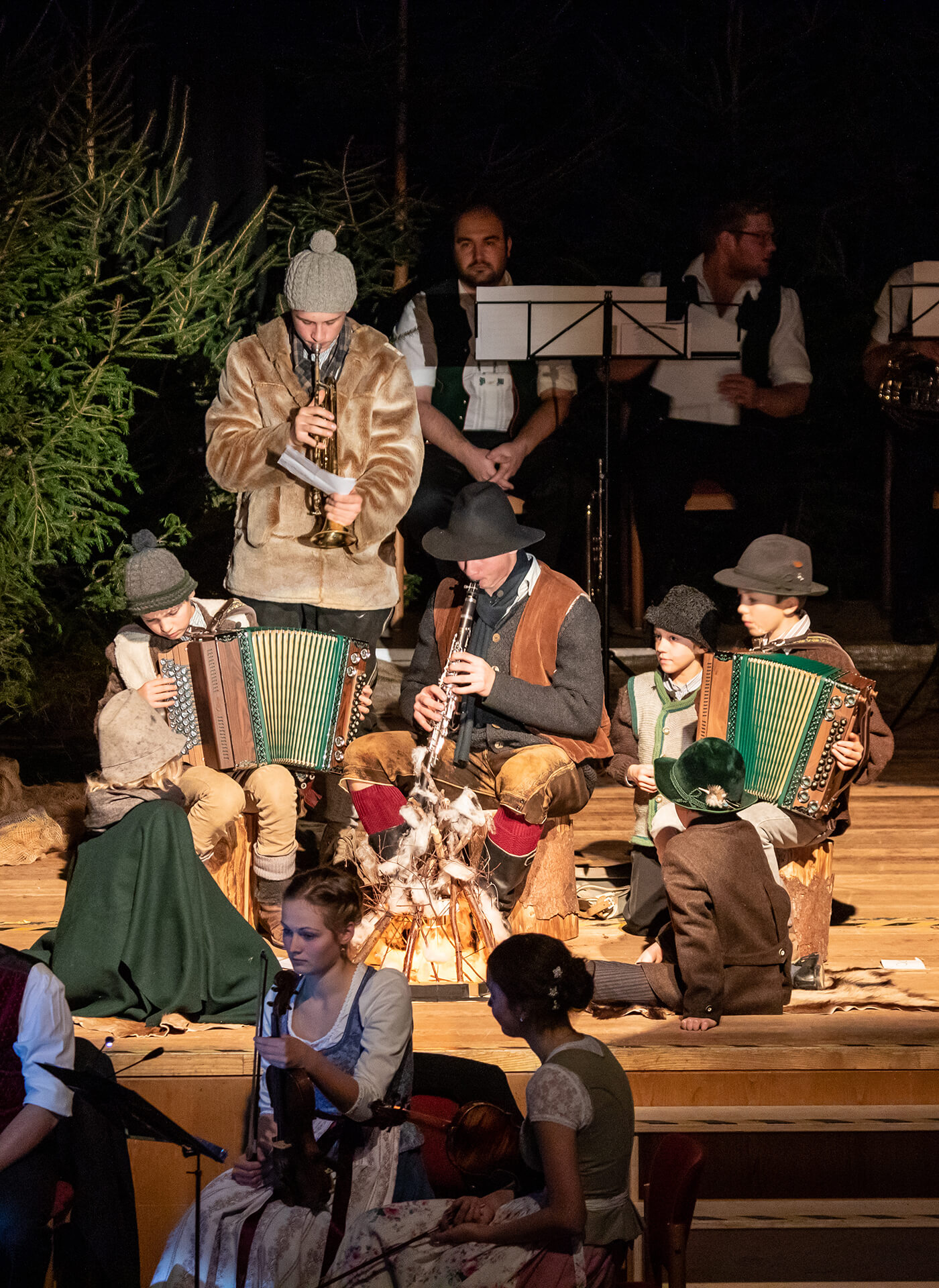 Hirtenkinder musizieren beim Adventssingen im Kurhaus Bad Aibling