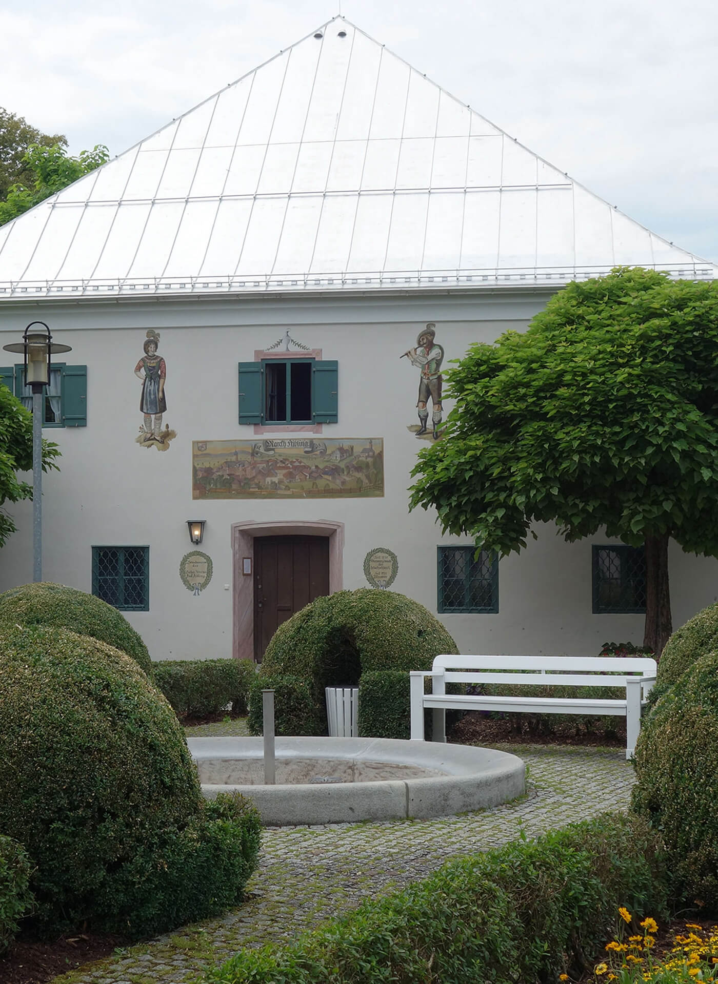 Außenansicht des Heimatmuseums mit Haupteingang im Sommer