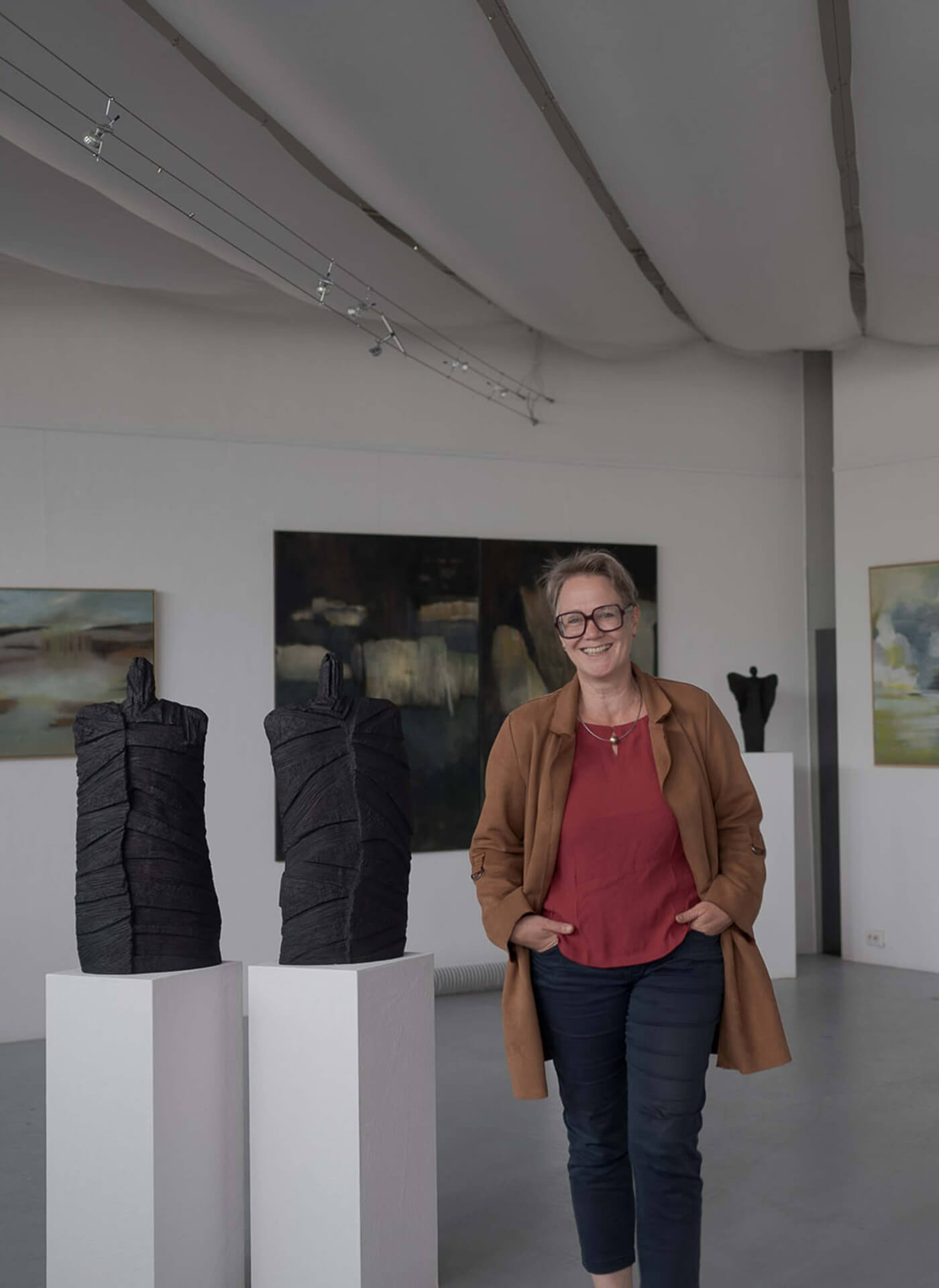 Martina Thalmayr vom Kunstverein in der Galerie neben Exponaten