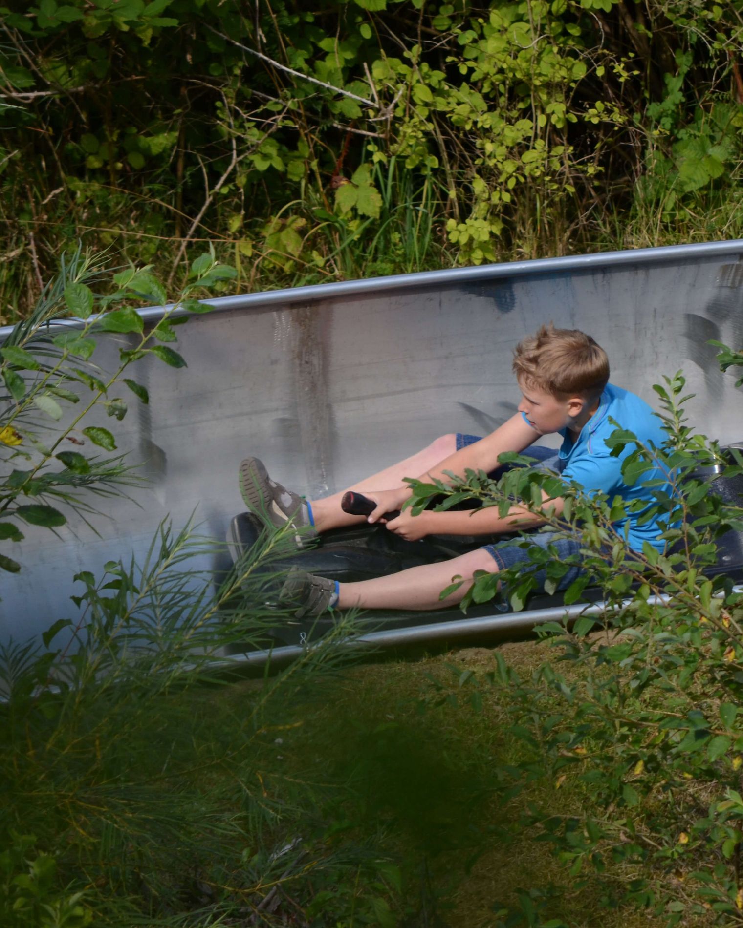 Junge auf Sommerrodelbahn