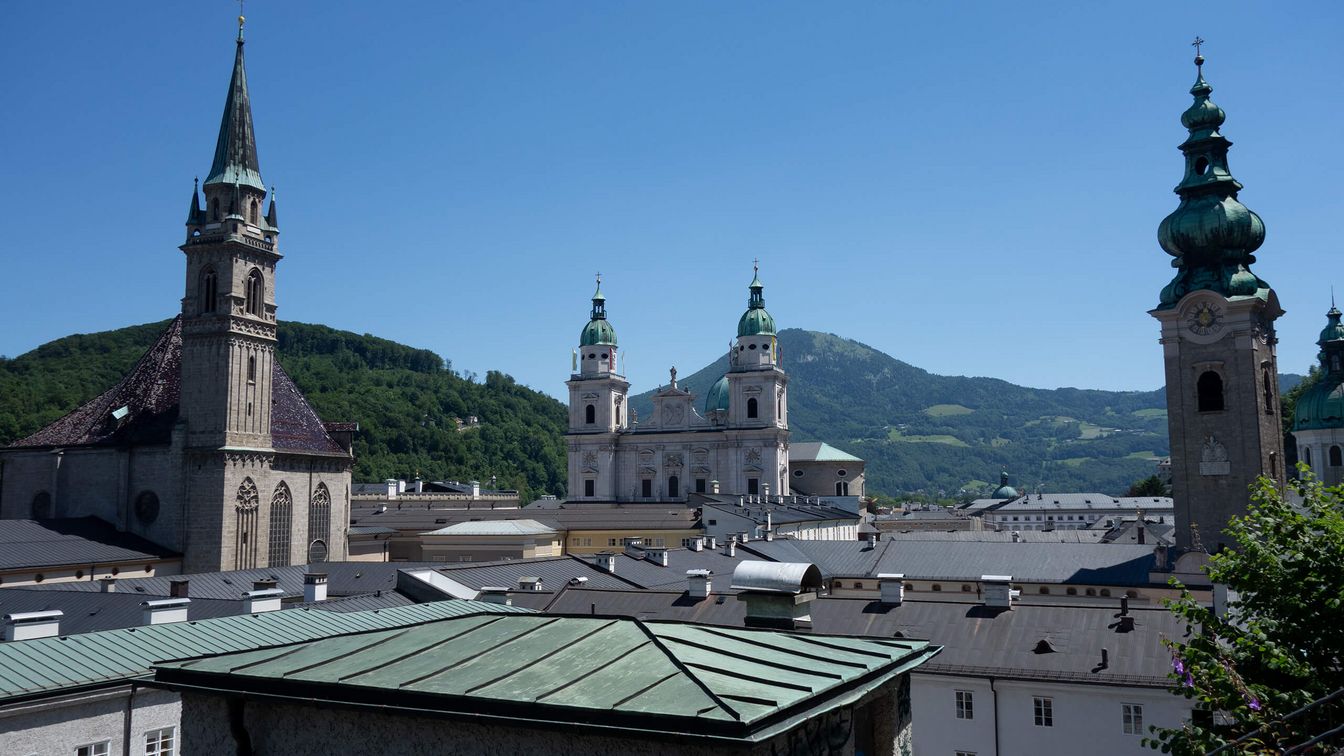 Blick über die Dächer von Salzburg im Sommer
