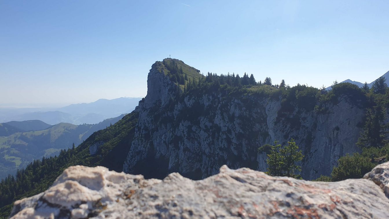 Blick auf Felsen mit Gipfelkreuz am Breitenstein
