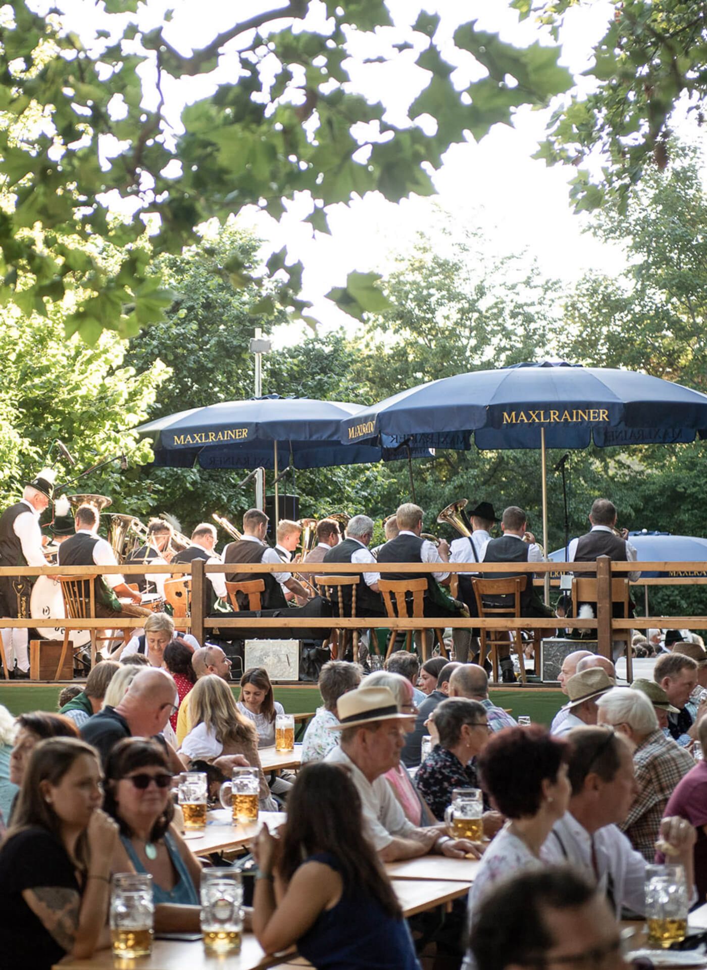 Gemütlicher Abend beim Irlachweiherfest im Kurpark unter Bäumen