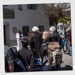 Stadtführerin erzählt einer Teilnehmergruppe vor dem Heimatmuseum geschichtliches