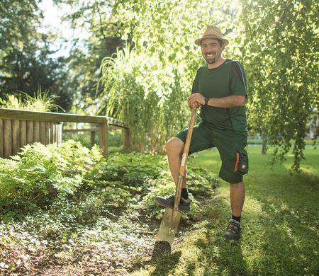 Gärtner Sepp Bachmeier bei seiner Arbeit im Kurpark Bad Aibling