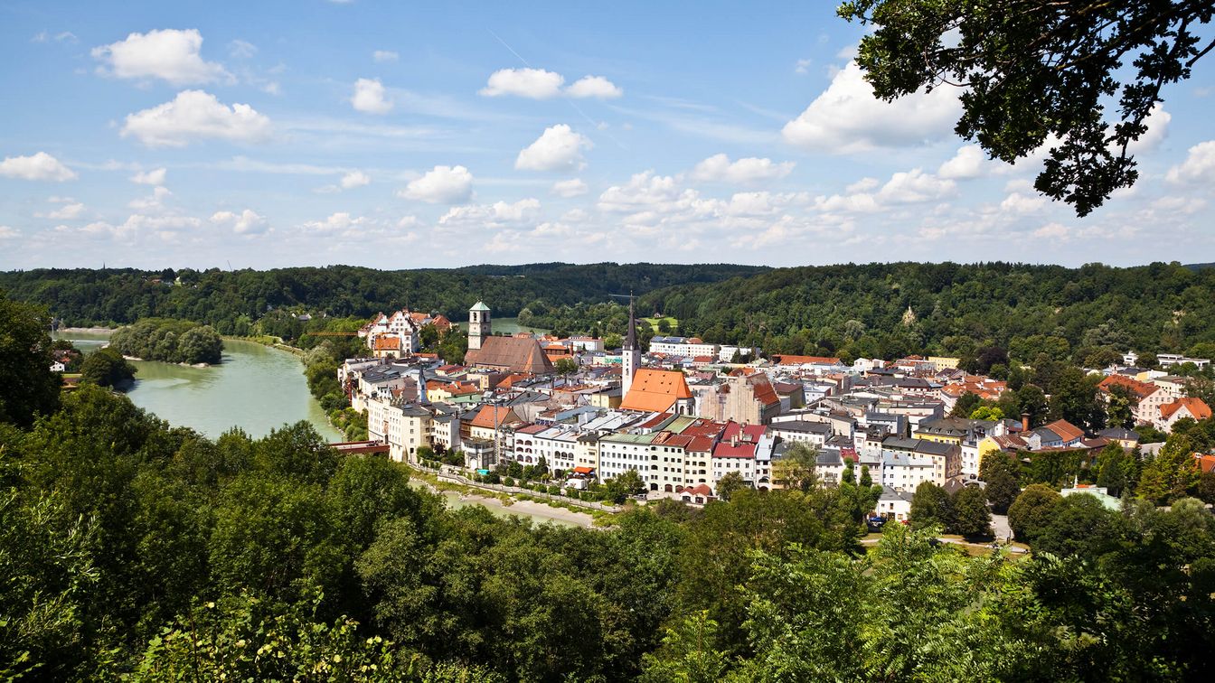 Altstadt Wasserburg mit Innschleife im Sommer
