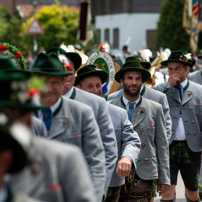 Männer in traditioneller Tracht bei einem festlichen Umzug in Bad Aibling