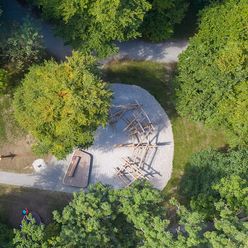 Luftaufnahme des Spielplatzes mit Klettergerüst im Kurpark Bad Aibling