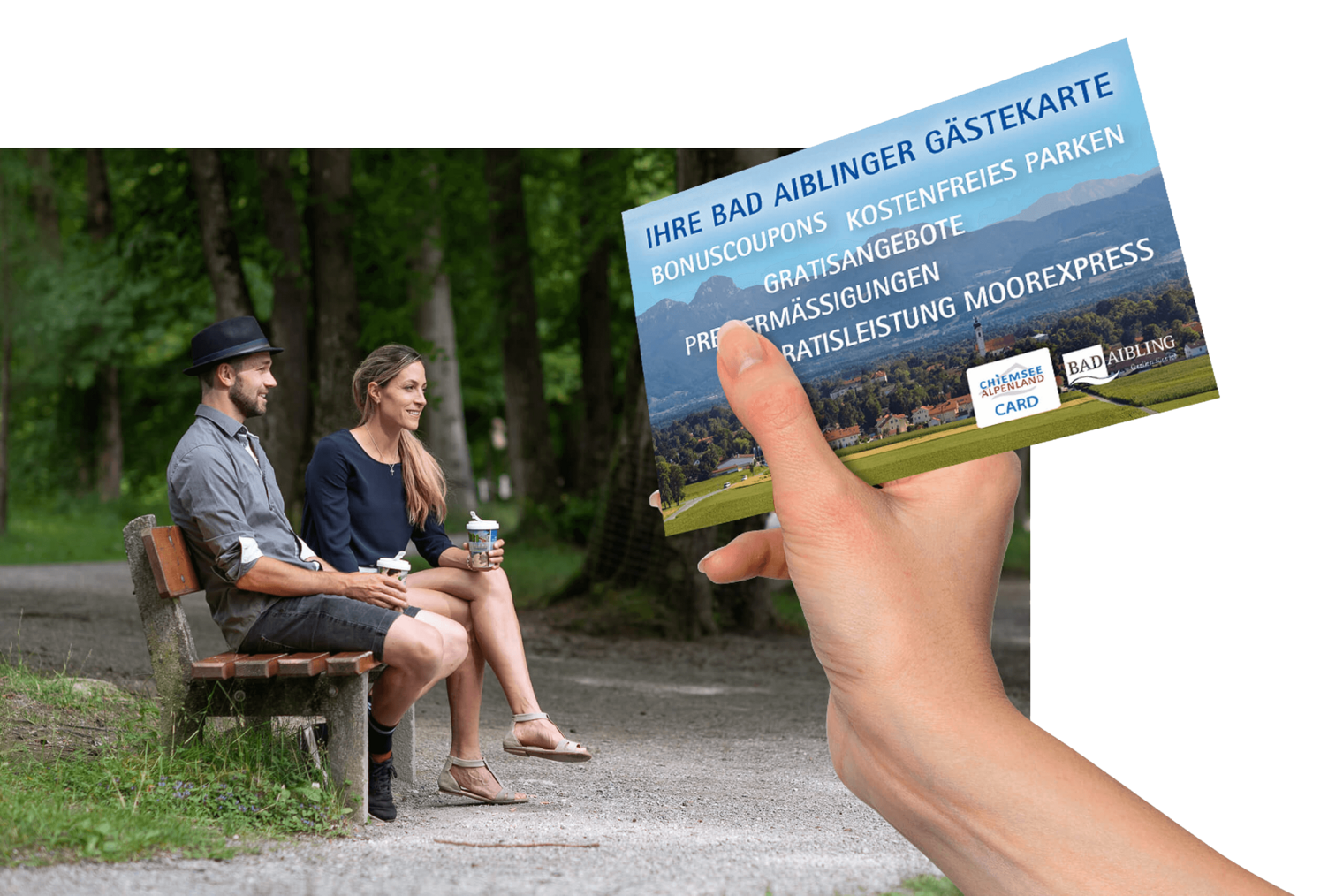 Pärchen sitz mit Kaffee auf Bank am Irlachweiher im grünen Kurpark