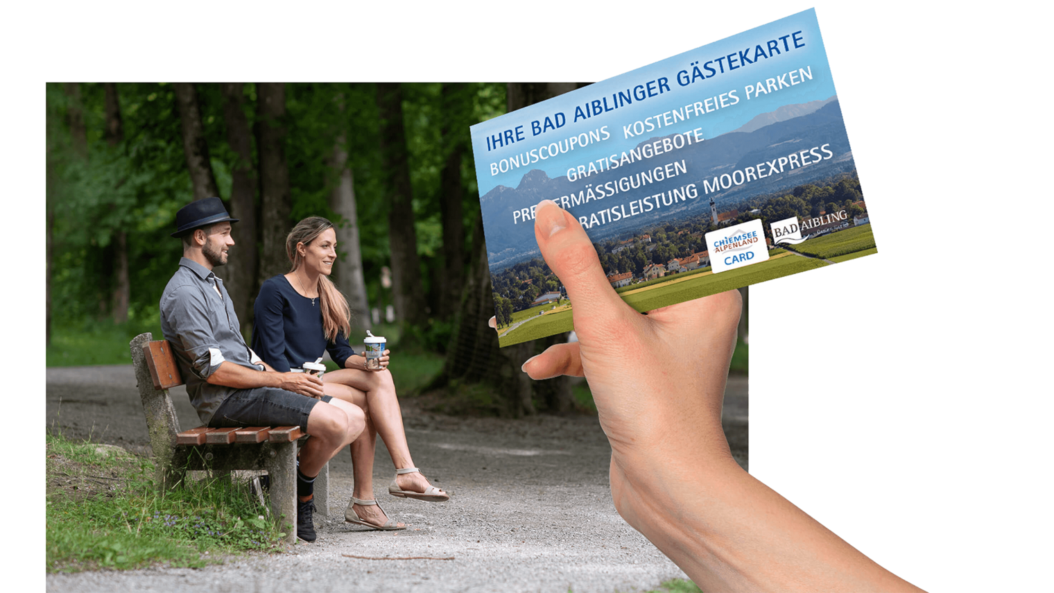 Pärchen sitz mit Kaffee auf Bank am Irlachweiher im grünen Kurpark