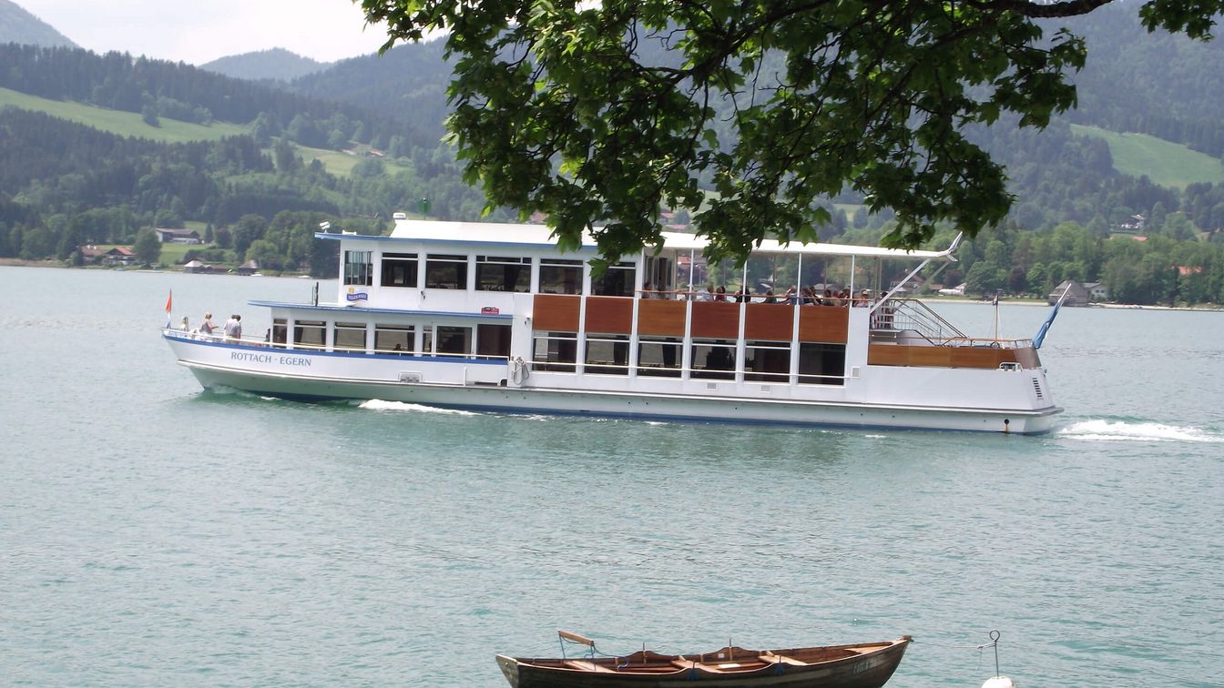 Touristenschiff fährt auf dem Tegernsee