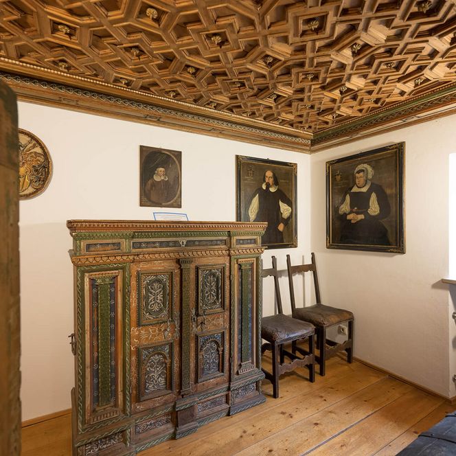 Stube mit historischem Schrank im Heimatmuseum