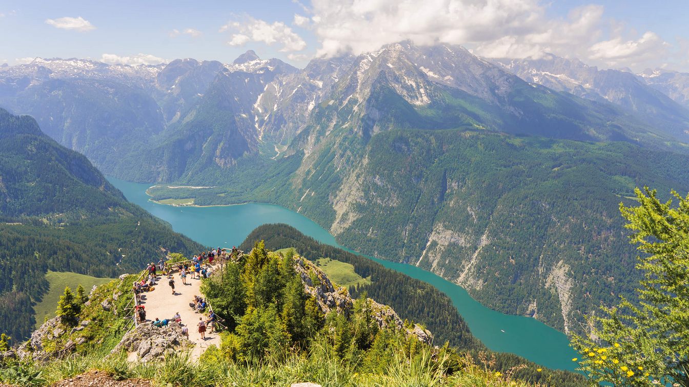 Luftbild vom Königsee eingekessel zwischen den Bergen im Sommer