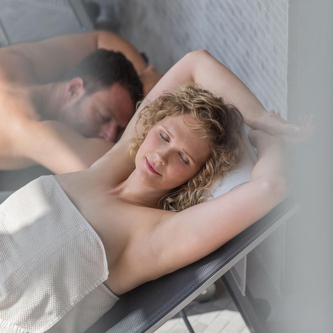 Ein Paar entspannt auf Liegen in der Therme Bad Aibling.