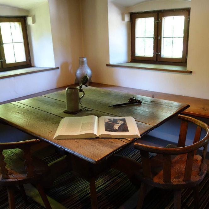 Leibl-Stube im Heimatmuseum mit Tisch und Eckbank
