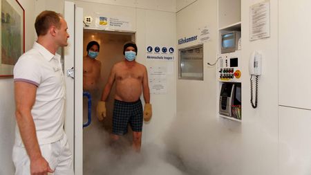 Patienten kommen aus Kältekammer der Rheumaklinik Bad Aibling