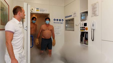 Patienten kommen aus Kältekammer der Rheumaklinik Bad Aibling