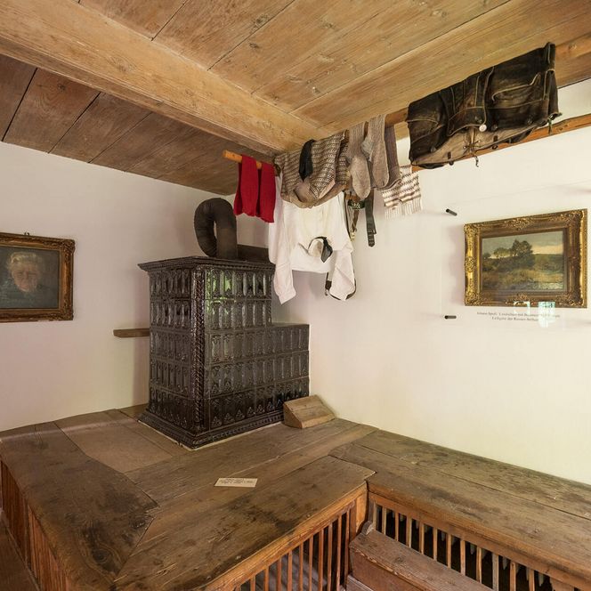 Alter Holzofen mit Eckbank im Heimatmuseum Bad Aibling