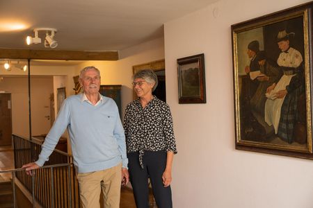 Mann und Frau stehen neben Bild von Wilhelm Leibl im Heimatmuseum