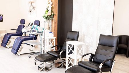 Behandlungszimmer in der Klinik St. Georg mit mehreren Liegestühlen