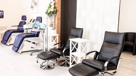 Behandlungszimmer in der Klinik St. Georg mit mehreren Liegestühlen