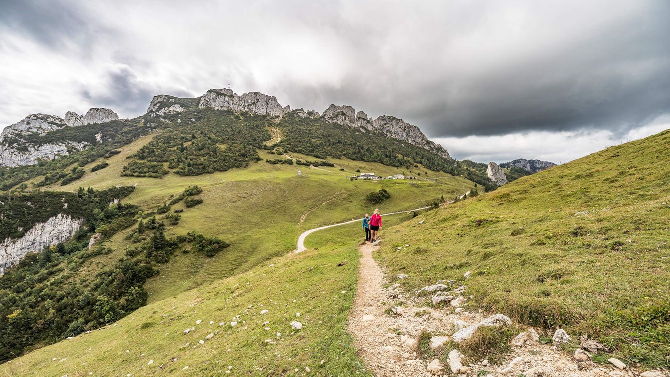 Familie wandert auf Panoramaweg mit Blick auf Kampenwandgipfel