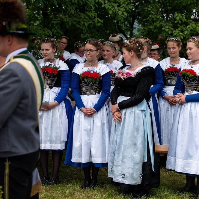 Frauen in blauer Tracht während einer traditionellen Veranstaltung