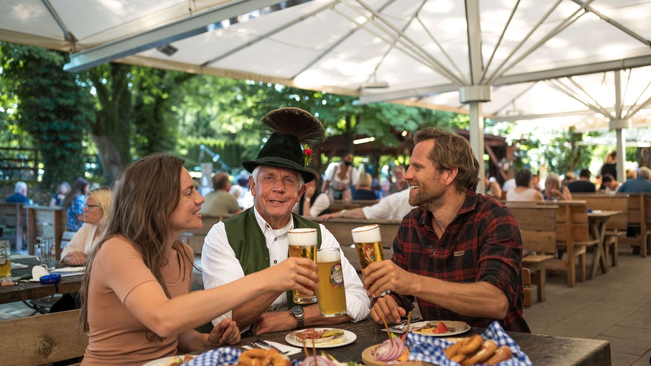 Brotzeit im Biergarten Maxlrain