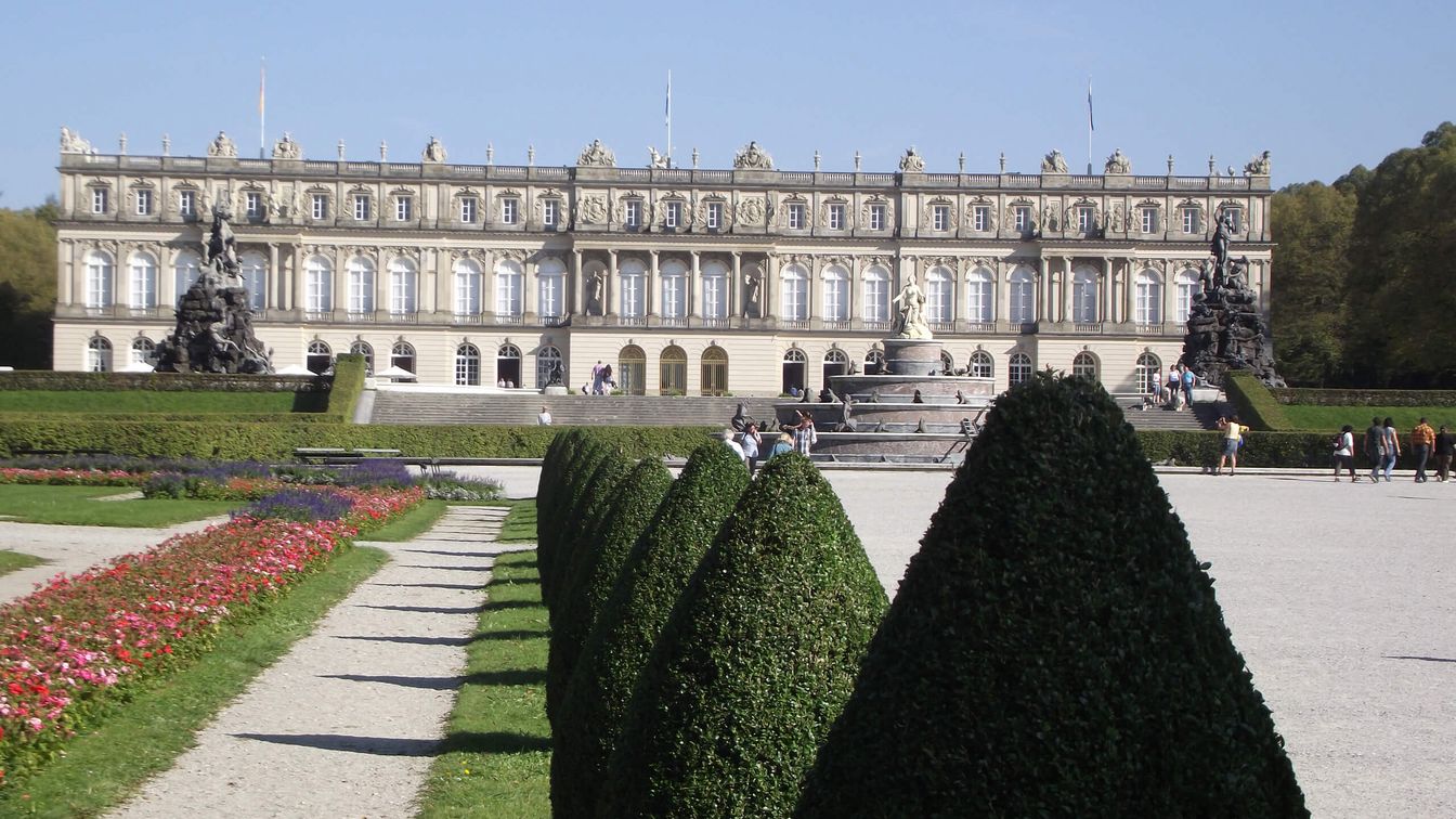 Außenansicht Schoss Herrenchiemsee im Sommer mit Schlossgarten