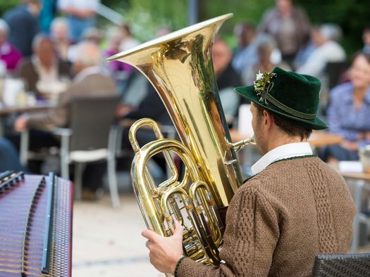 Auftritt Blasmusiker bei Volksmusik im Brunnenhof im Kurpark Bad Aibling