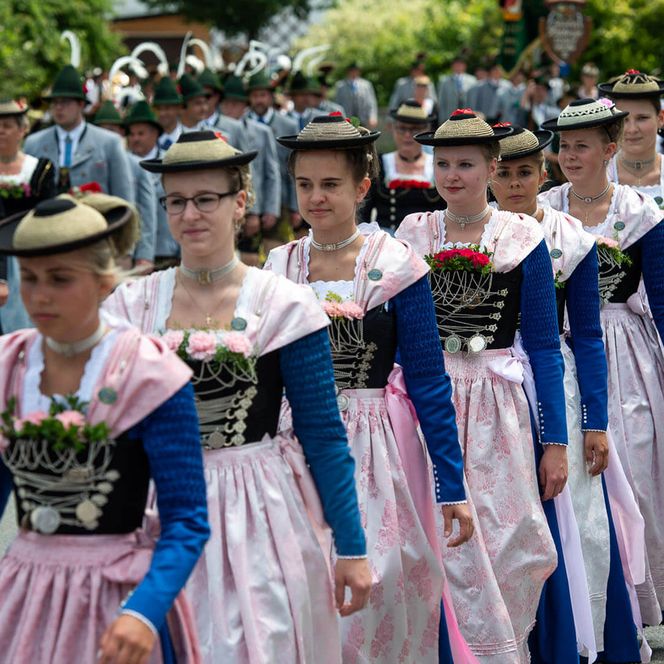 Frauen in traditionellen Trachten während eines festlichen Umzugs
