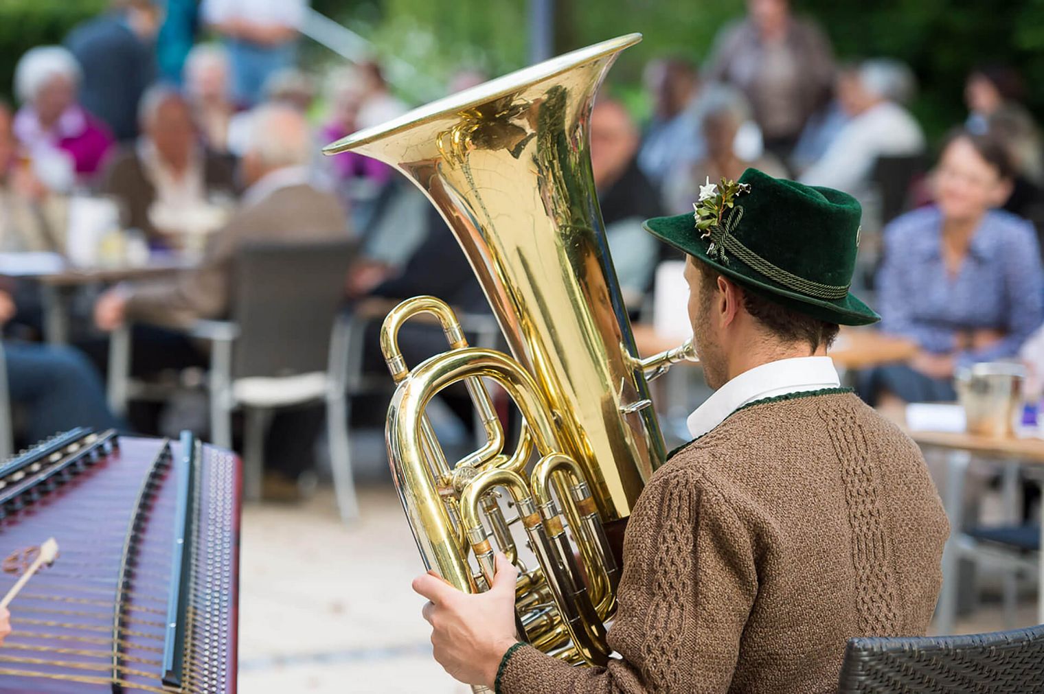 Volksmusikanten spielt Tuba in Tracht