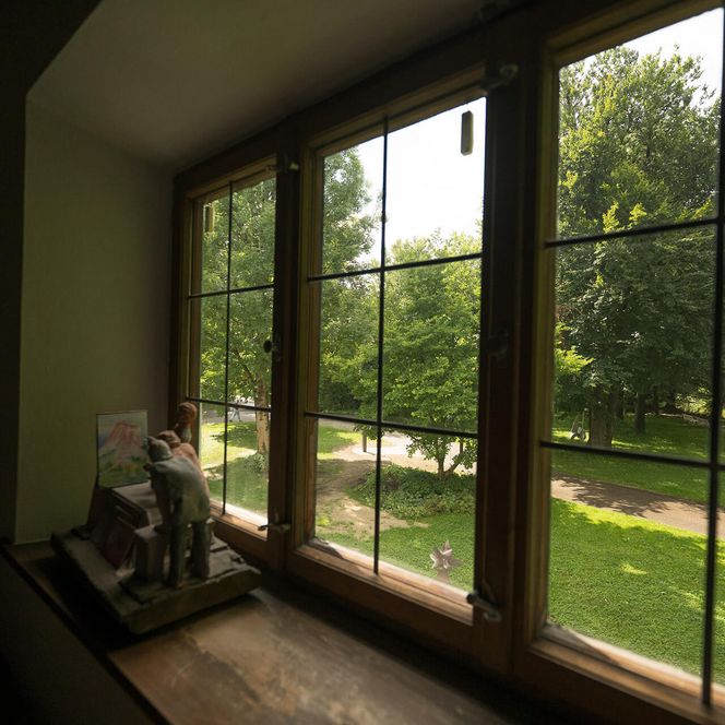 Blick vom inneren des Heimatmuseums in den Kurpark Bad Aibling