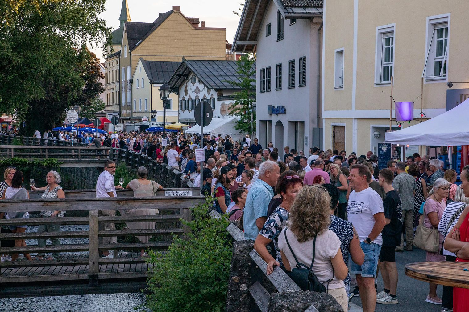 Menschenmenge bei Bürgerfest in der Innenstadt von Bad Aibling