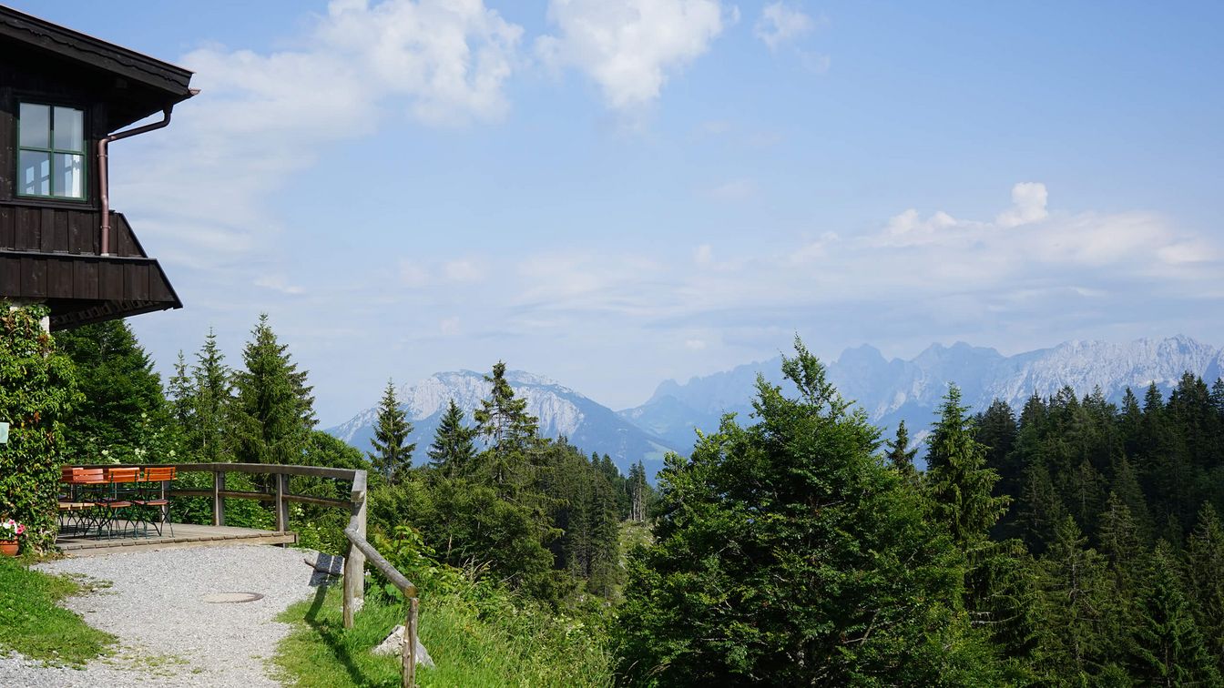 Panoramaausblick bei Sommerwetter vom Brünntsteinhaus