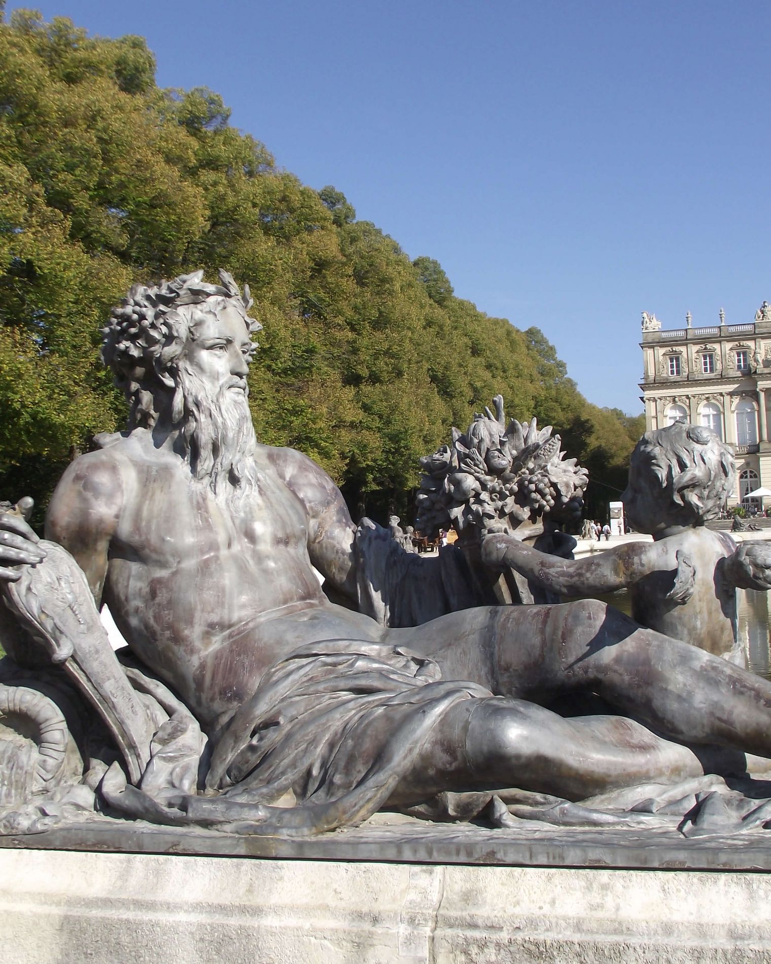 Brunnen mit Wassermann vor dem Schloss Herrenchiemsee