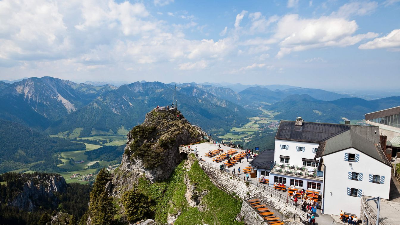Luftbild Bergstation im Sommer mit Alpenpanorama im Hintergrund
