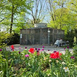 Vogelvoliere im Kurpark Bad Aibling im Sommer