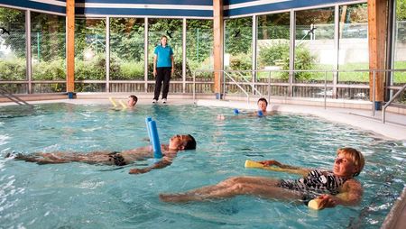 Patienten bei Wassergymnastik in der Klinik Wendelstein