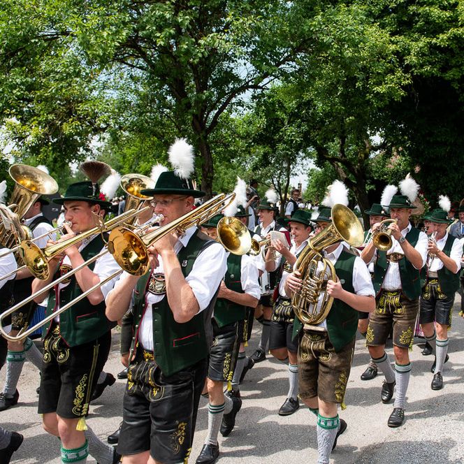 Blaskapelle in bayerischer Tracht spielt bei einem Umzug