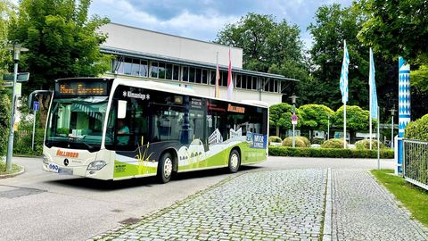 Moor-Express Bad Aibling an der Haltestelle Haus des Gastes