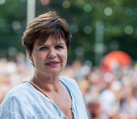 Irene Holzapfel Portrait mit dem Parkfest im Hintergrund